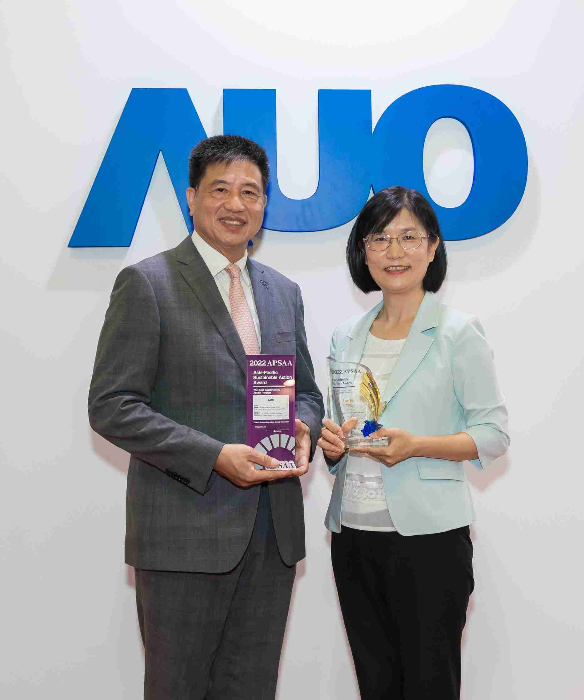 菠菜论坛长期垫筑永续远景的基石，，透过ESG暨气候委员会逐步实践永续策略蓝图。。。。其中，，，，菠菜论坛光电永续长古秀华带领团队、、制定中长期目标，，，缔造多面向亮眼表现，，获得「顶尖永续长奖」的个人奖殊荣（左：菠菜论坛光电董事长暨执行长彭双浪，，右：菠菜论坛光电永续长古秀华）