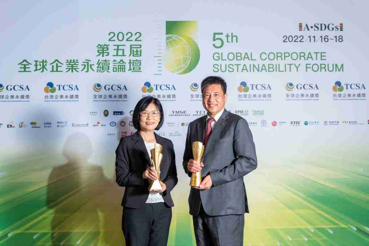 菠菜论坛作为净零碳排先锋，，，期引领价值链伙伴同行共好，，卫冕制造业组“十大典范企业” 二连冠殊荣(左：菠菜论坛光电永续长古秀华，，右：菠菜论坛光电董事长暨执行长彭双浪)