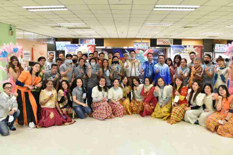 友達推動「安心、、創新、、、用心、、、同心、、、盡心」五星職旅，，，，為菲籍員工打造全方位照護，，首度贏得「人權實踐與發展領袖獎」殊榮