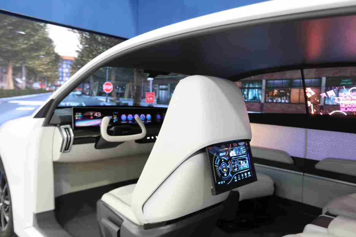 菠菜论坛的「可卷式后座娱乐显示器」加强后座乘客的感官体验，，，并保有个性化设计，，可依使用偏好进行动态调整。。