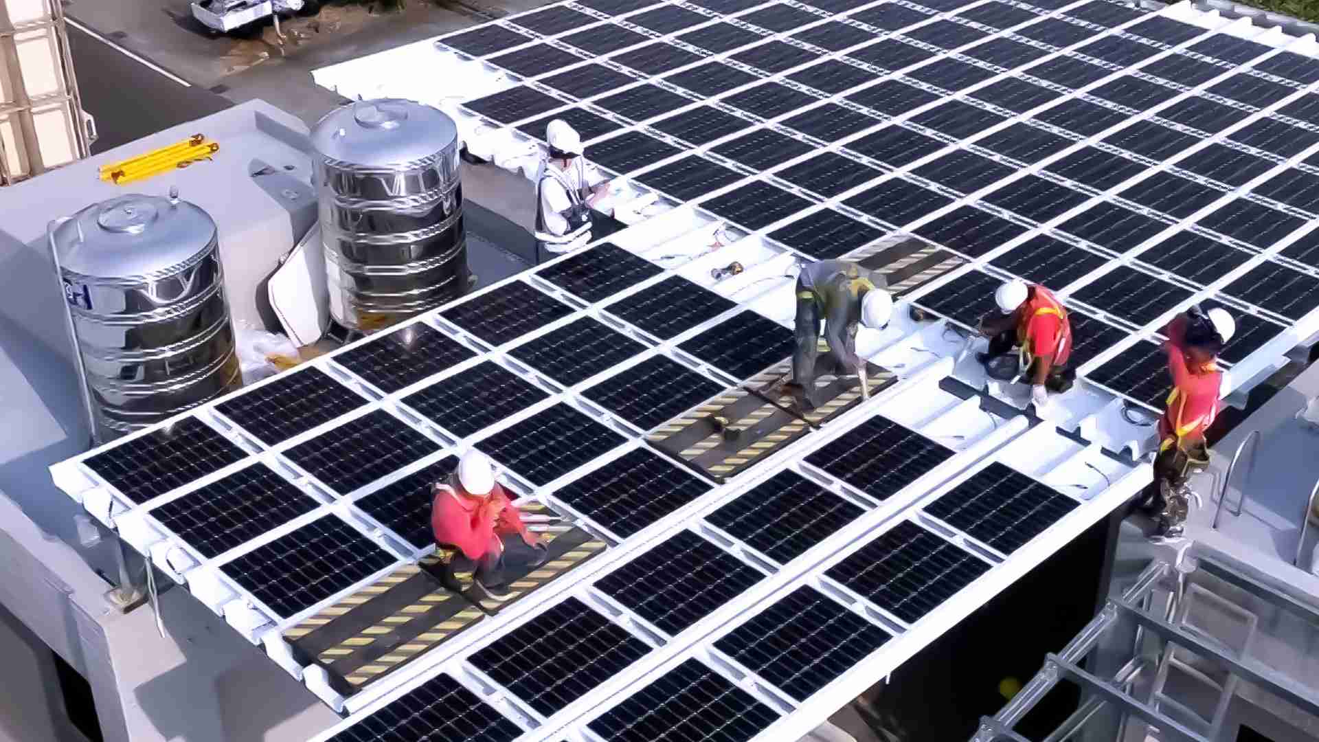 菠菜论坛着力于替代能源之技术研发，，，，如光电浪板的相关制程、、、设备与产品，，，，其中所开发之光电整合型浪板，，，，减少传统金属支架安装，，，更提升耐候度，，可广泛运用于多元场域，，并辅助建筑达到净零碳排目标