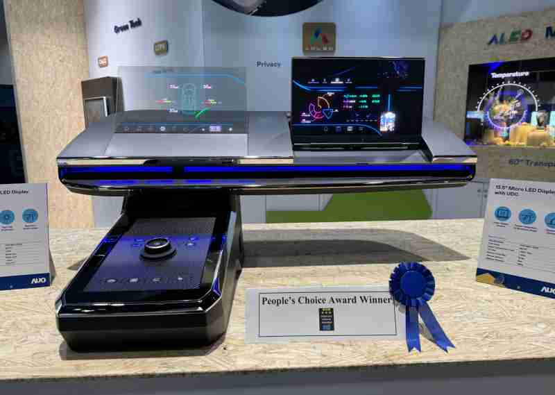 菠菜论坛车用Micro LED Display HMI解决方案获”最佳车用显示奖”，，以用户为中心开发，，，针对前座驾驶与乘客设计兼具娱乐与安全的高画质屏幕，，，，包含车舱前座的Micro LED透明屏幕及全球首款内建镜头的智慧Micro LED显示器