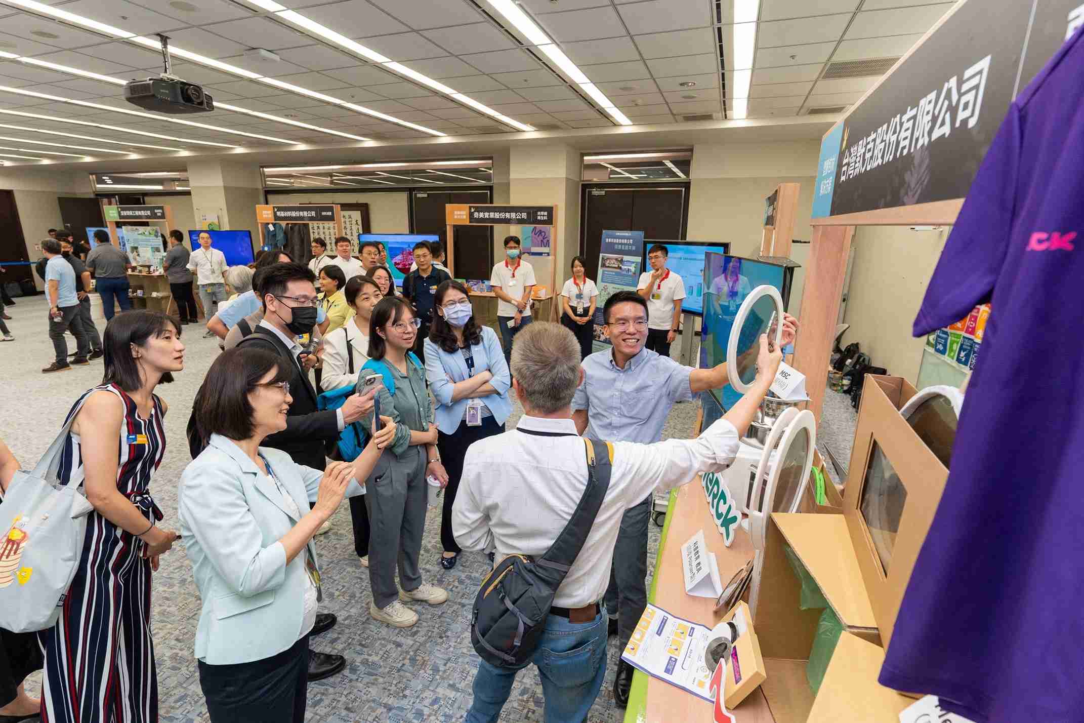 菠菜论坛连手产业伙伴策划首届生态圈联展，，，，展示如何将废塑料循环再利用，，，创新解决方案包括：塑料包材再生与循环使用、、再生塑料研发及应用、、废塑料回收再生技术、、减塑生活提案等