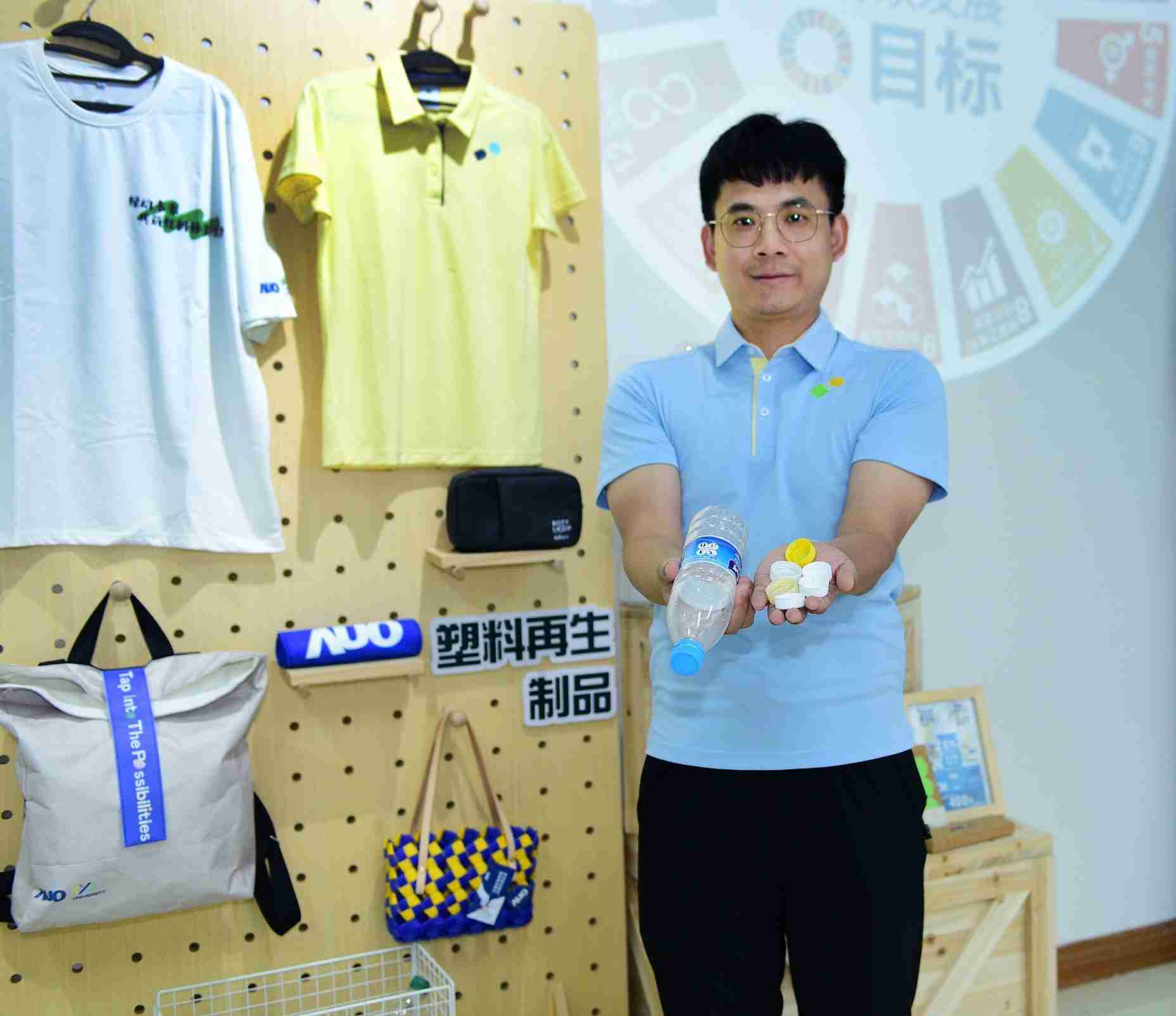 「2024智慧菠菜论坛展」永续发展馆中，，，，展示菠菜论坛厦门驱动永续发展之成果，，，，包含将厂内废弃物再制为实用物品，，，将永续发展理念深植于员工生活日常实践