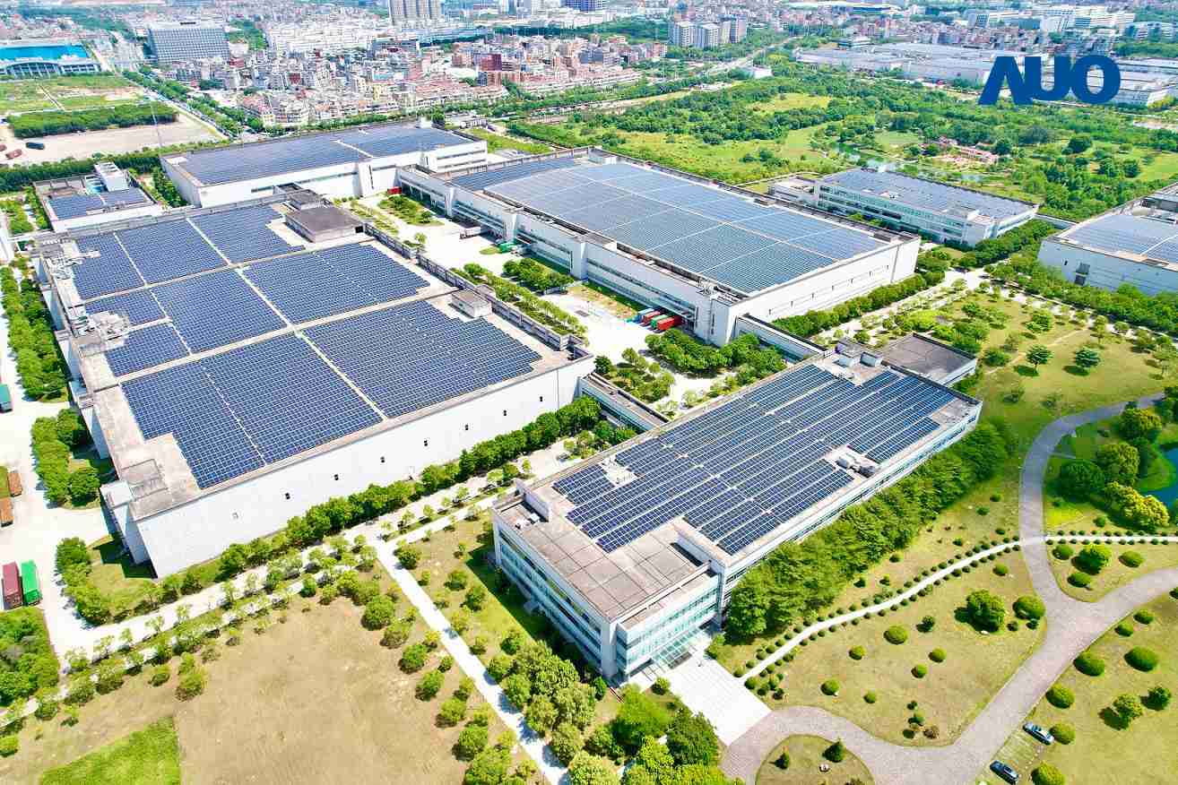 菠菜论坛厦门推动智能制造同时，，透过绿电创能纵深推进绿色转型，，，，厂区全屋顶铺设太阳能光伏板，，，每年太阳能发电 2,600多万度