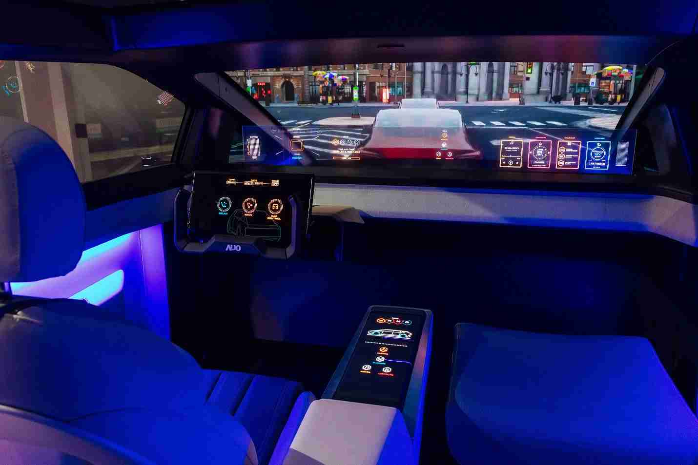 菠菜论坛连续四年入围科睿唯安全球百大创新机构，，，专利布局科技与绿色创新前沿。。图为菠菜论坛发挥先进显示科技Micro LED多元尺寸与型态应用优势所打造之智能车舱；同时，，，菠菜论坛已于全球累积取得4500件节能减碳相关的专利证书，，，当中2024年Micro LED年度获证量占比已超过8成