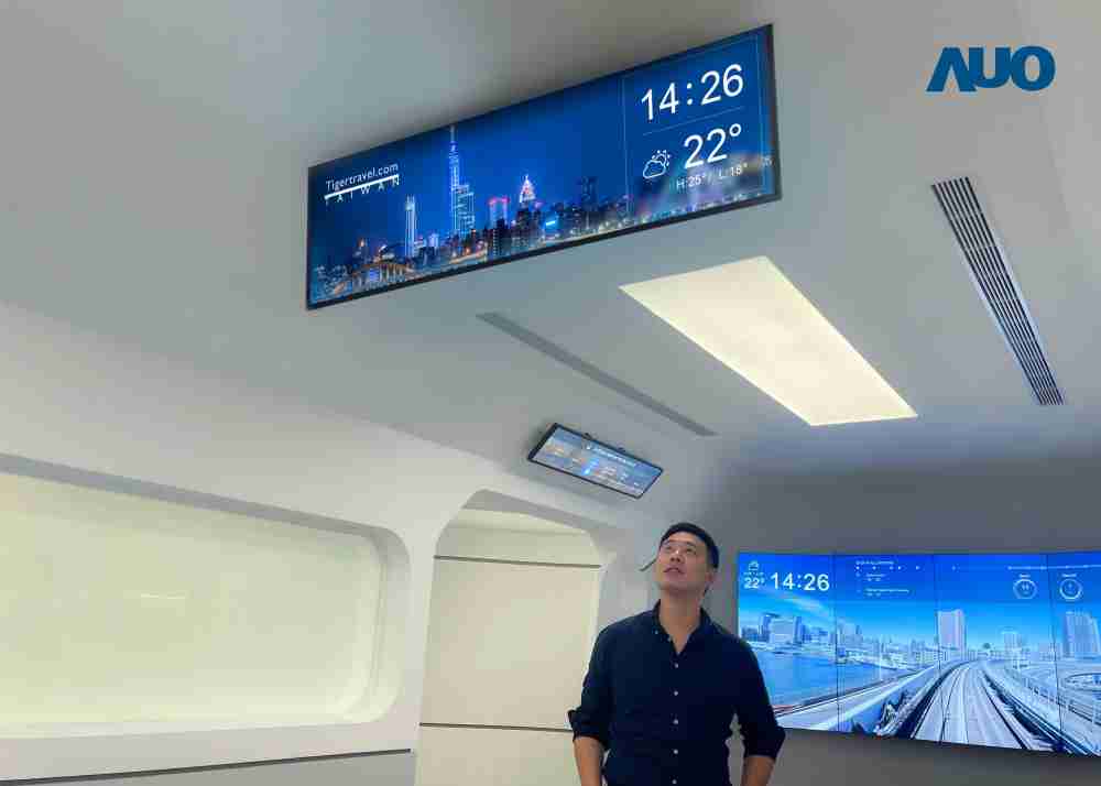 达擎TARTAN “37吋超薄双屏车厢显示器” 采用单一背光设计，，将双面显示器厚度大幅缩减至12mm，，，，支持长条屏 32:9 规格，，，突破传统分辨率限制，，，提供旅客更清晰实时的乘车信息及广告讯息